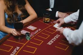 Studio Andar Bahar melati slot dengan dealer dan dua tumpukan kartu terlihat jelas